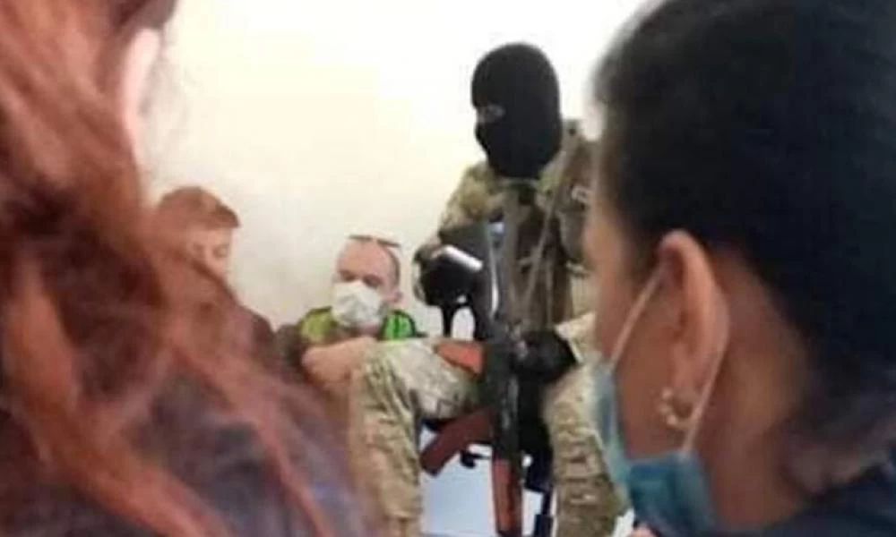 Ένοπλοι κρατούν 20 ομήρους σε τράπεζα στην Γεωργία